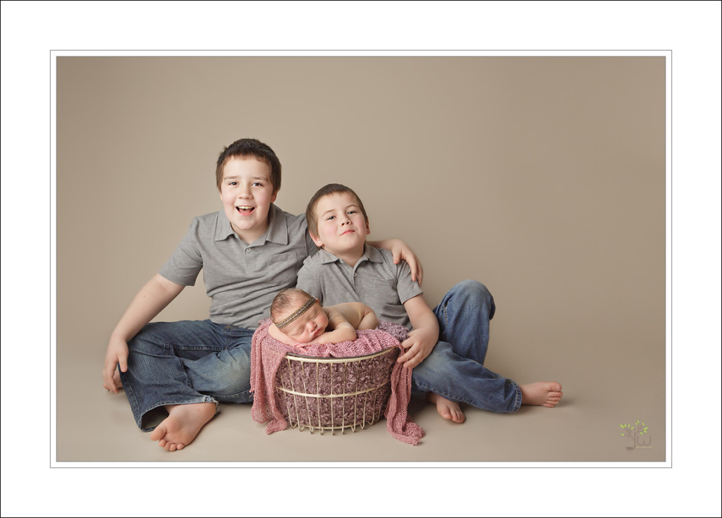puyallup-newborn-phorographer_jennifer-wilcox-photography_amelia_baby-girl-with-brothers